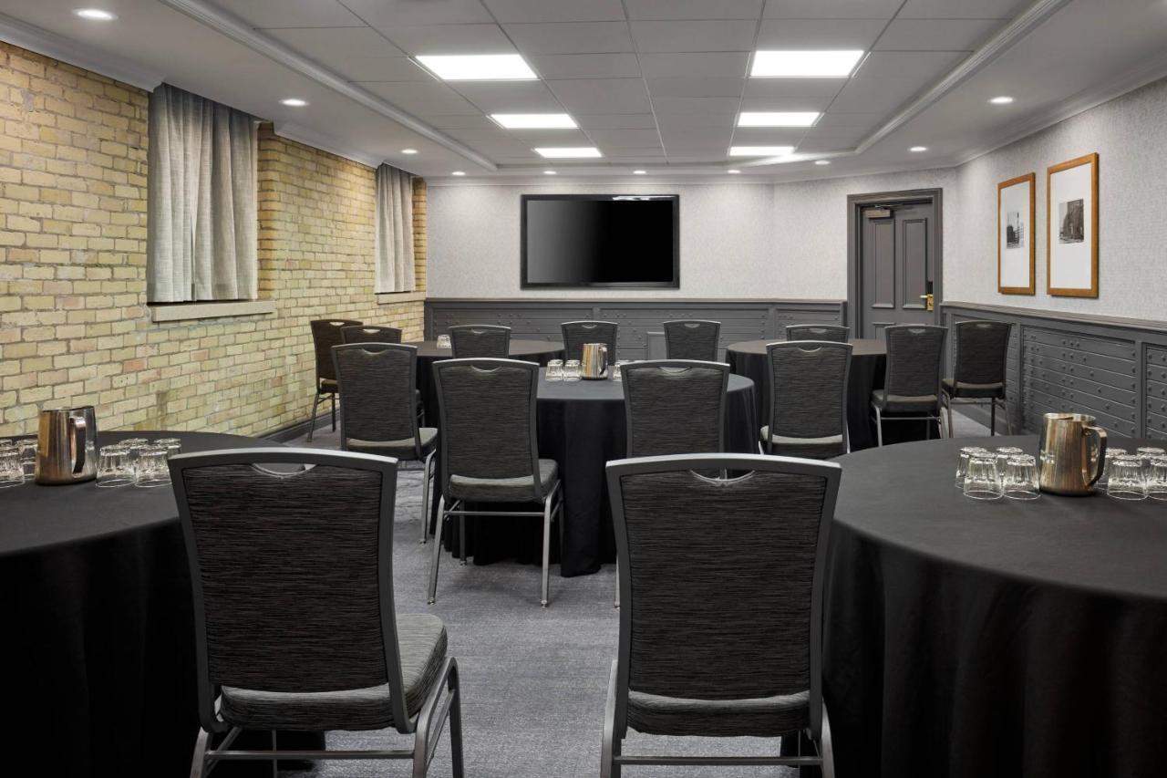 Delta Hotels by Marriott London Armouries Buitenkant foto