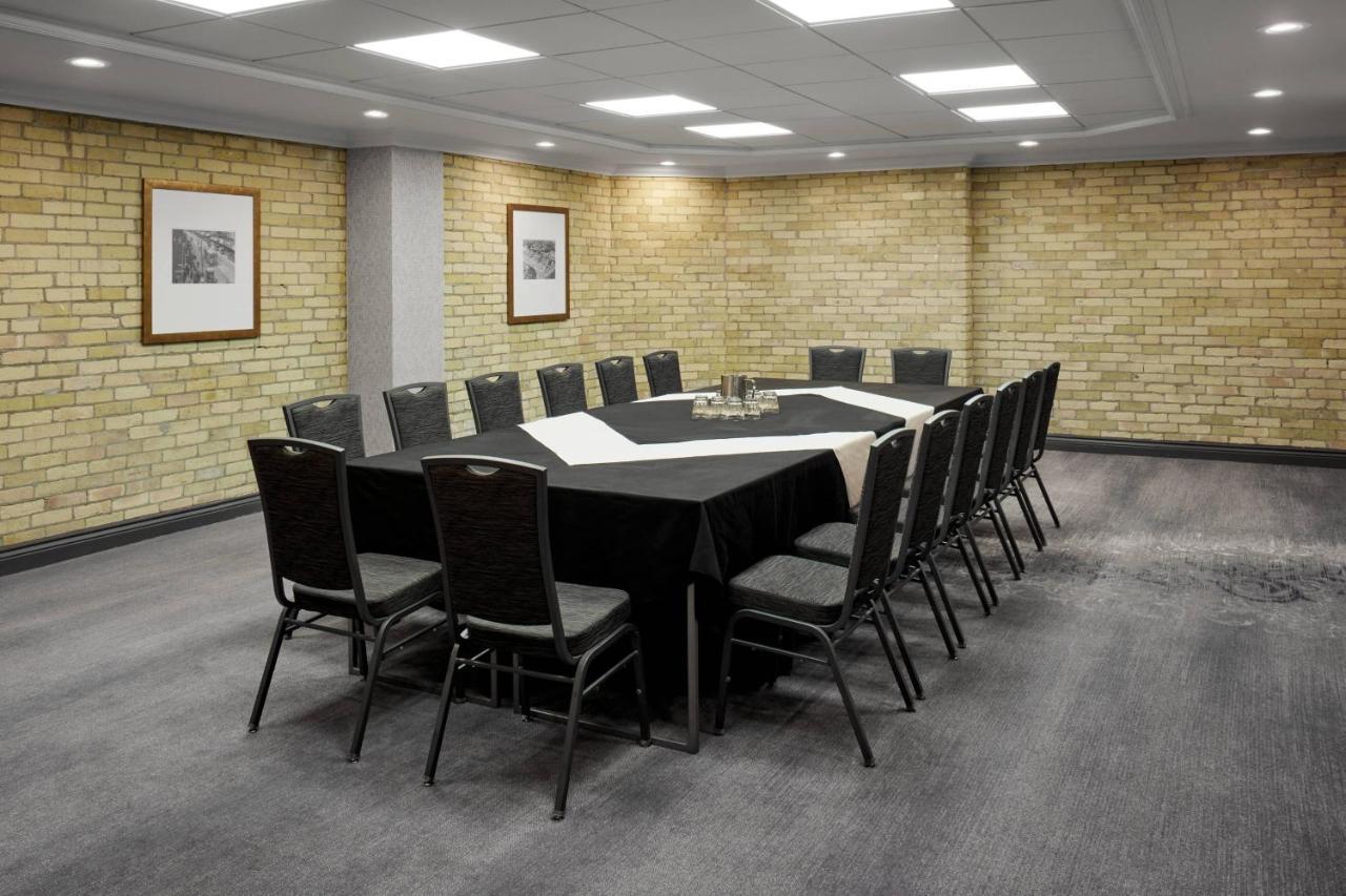 Delta Hotels by Marriott London Armouries Buitenkant foto