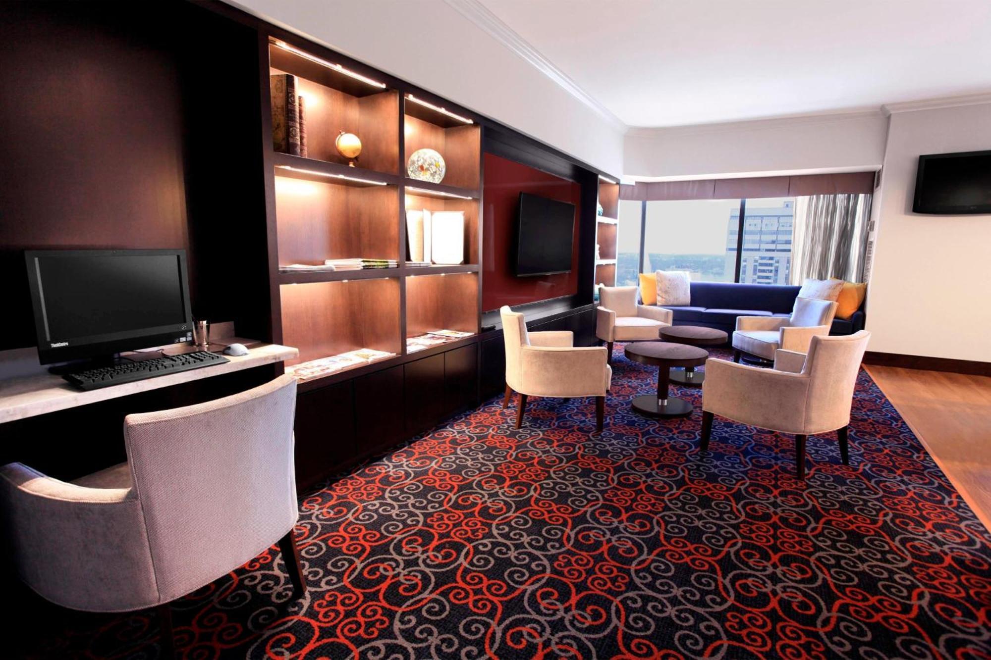 Delta Hotels by Marriott London Armouries Buitenkant foto